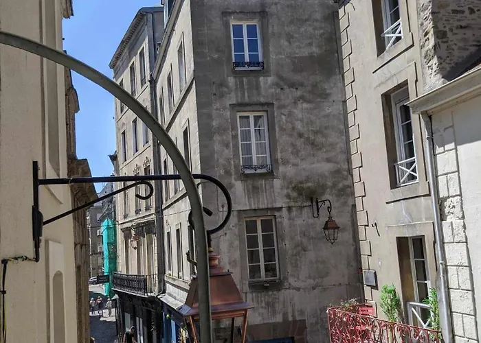 Studio lumineux Intra-muros à 2 pas de la plage.